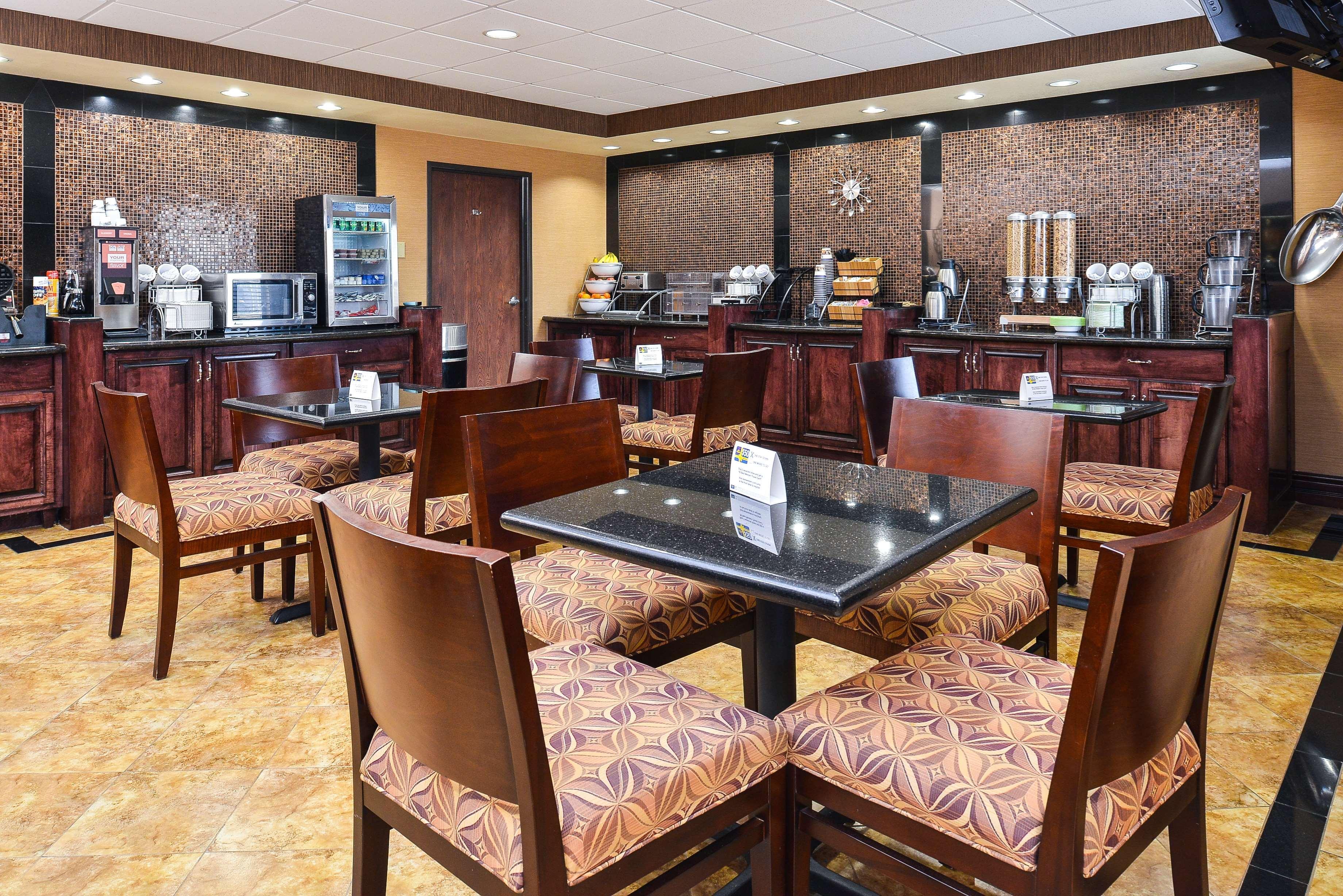 Best Western Plus Midwest Inn & Suites Salina Esterno foto